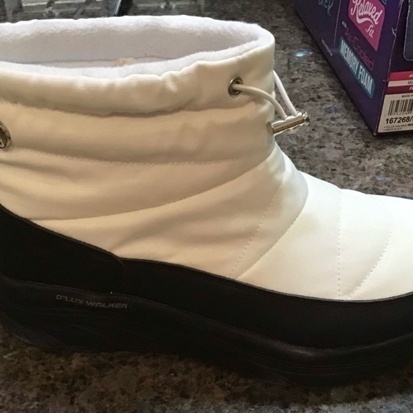Rare White Skechers D’Lux Walker Boots - Picture 2 of 2